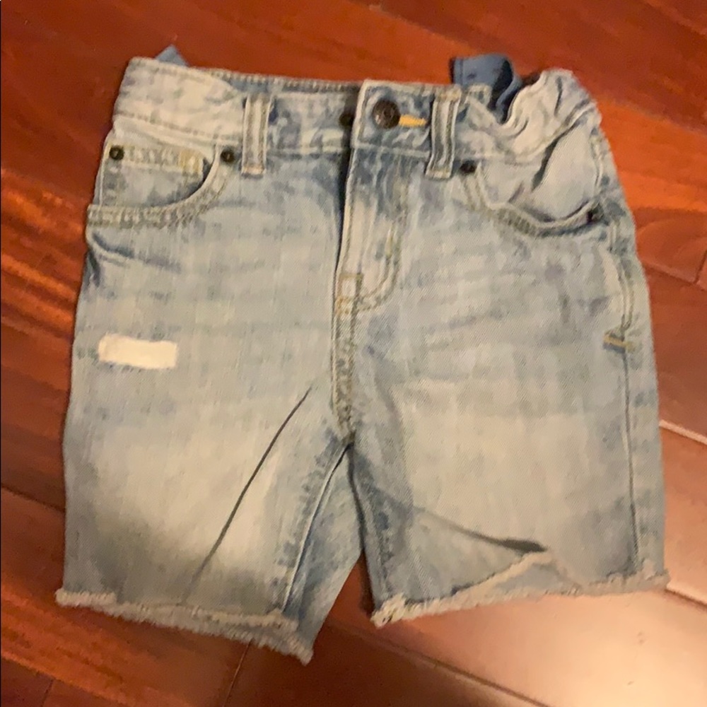 Boys skinny denim shorts. 3T super cute